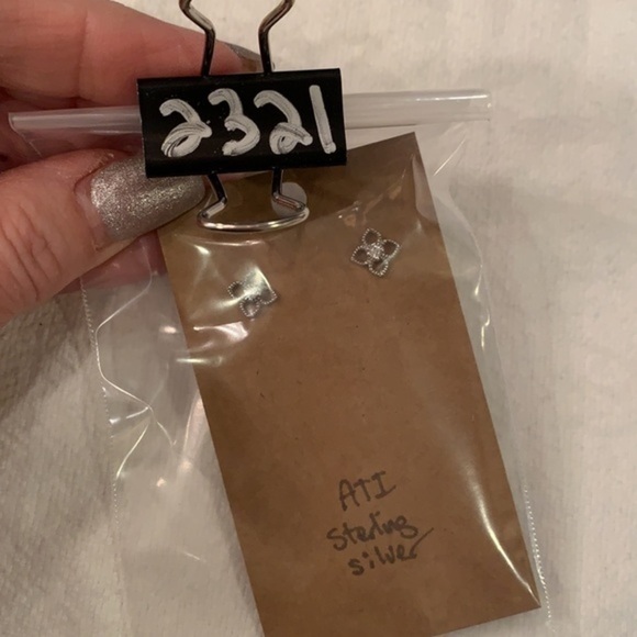 Sterling silver small flower stud cz crystal 925 delicate earrings - Picture 7 of 7